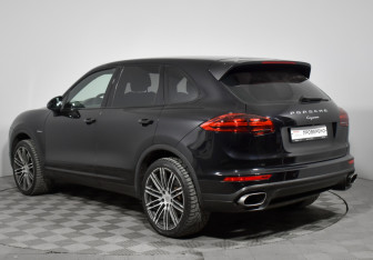 Подержанный автомобиль Porsche Cayenne 2015 года (7 фото)