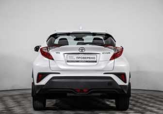 Подержанный автомобиль Toyota C-HR 2024 года (6 фото)
