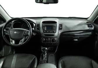 Подержанный автомобиль Kia Sorento 2017 года (13 фото)