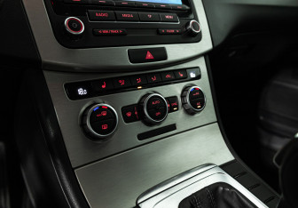 Подержанный автомобиль Volkswagen Passat Sedan 2012 года (14 фото)