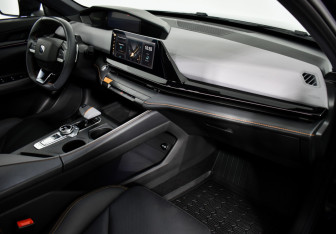 Подержанный автомобиль Changan UNI-V 2023 года (14 фото)