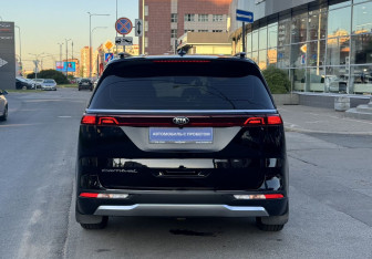 Подержанный автомобиль Kia Carnival 2020 года (6 фото)