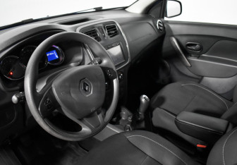Подержанный автомобиль Renault Sandero 2018 года (9 фото)