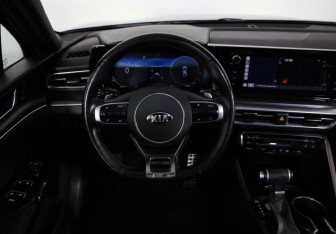 Подержанный автомобиль Kia K5 2020 года (10 фото)