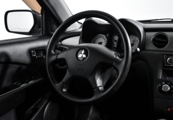 Подержанный автомобиль Mitsubishi Outlander 2006 года (15 фото)