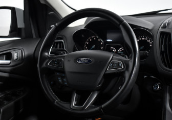 Подержанный автомобиль Ford Kuga 2016 года (15 фото)