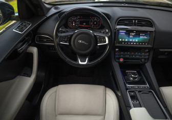 Подержанный автомобиль Jaguar F-Pace 2020 года (12 фото)