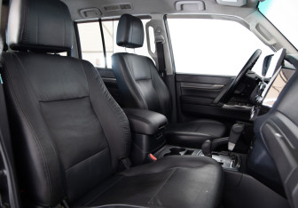 Подержанный автомобиль Mitsubishi Pajero 2012 года (11 фото)