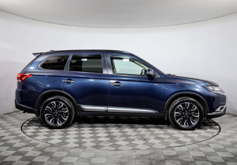 Подержанный автомобиль Mitsubishi Outlander 2021 года (4 фото)