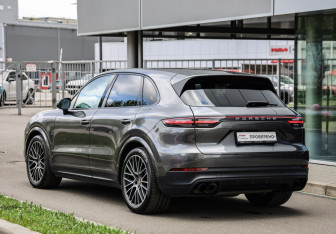 Подержанный автомобиль Porsche Cayenne 2018 года (8 фото)