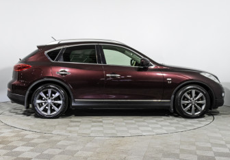 Подержанный автомобиль Infiniti QX50 2013 года (4 фото)