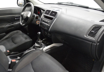 Подержанный автомобиль Mitsubishi ASX 2010 года (12 фото)
