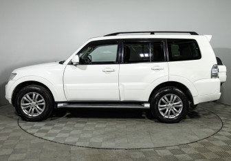 Подержанный автомобиль Mitsubishi Pajero 2013 года (8 фото)