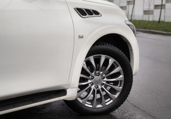 Подержанный автомобиль Infiniti QX80 2017 года (11 фото)