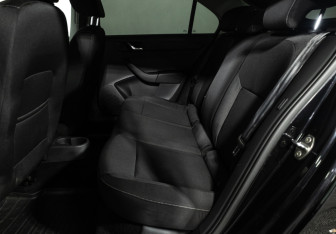 Подержанный автомобиль Skoda Rapid Liftback 2014 года (10 фото)