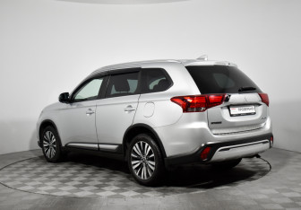 Подержанный автомобиль Mitsubishi Outlander 2019 года (8 фото)