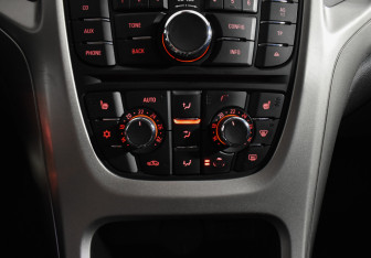 Подержанный автомобиль Opel Astra Hatchback 2011 года (15 фото)