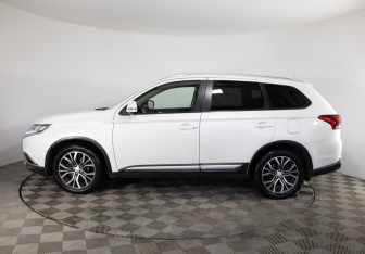 Подержанный автомобиль Mitsubishi Outlander 2017 года (8 фото)