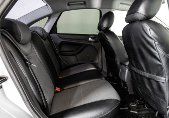 Подержанный автомобиль Ford Focus Sedan 2005 года (15 фото)