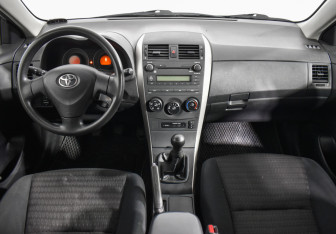 Подержанный автомобиль Toyota Corolla Sedan 2007 года (13 фото)