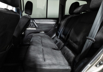 Подержанный автомобиль Mitsubishi Pajero 2011 года (10 фото)