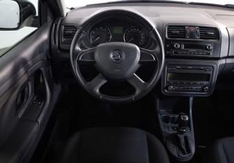 Подержанный автомобиль Skoda Fabia Hatchback 2013 года (8 фото)