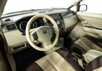 Подержанный автомобиль Nissan Tiida Hatchback 2011 года (11 фото)