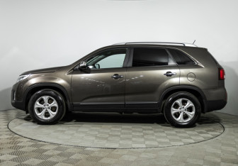 Подержанный автомобиль Kia Sorento 2016 года (8 фото)