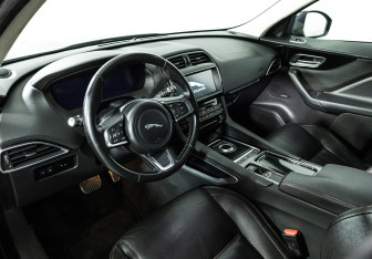 Подержанный автомобиль Jaguar F-Pace 2019 года (11 фото)