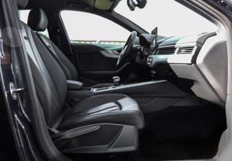 Подержанный автомобиль Audi A4 Sedan 2021 года (25 фото)
