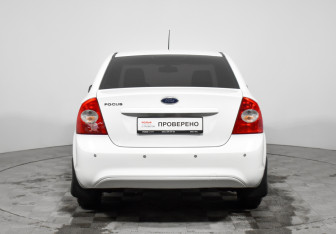 Подержанный автомобиль Ford Focus Sedan 2011 года (6 фото)