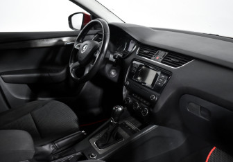 Подержанный автомобиль Skoda Octavia Wagon 2014 года (12 фото)