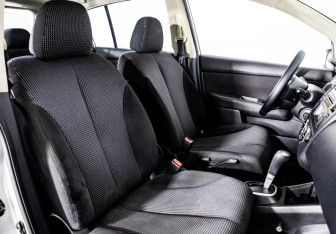 Подержанный автомобиль Nissan Tiida Hatchback 2010 года (12 фото)