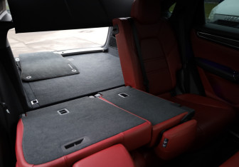 Подержанный автомобиль Porsche Cayenne 2019 года (32 фото)