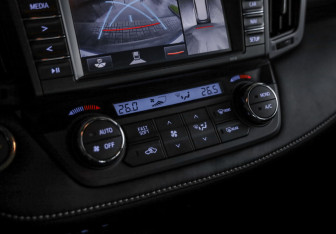 Подержанный автомобиль Toyota RAV4 2017 года (17 фото)