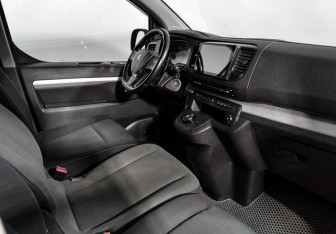 Подержанный автомобиль Peugeot Traveller 2021 года (14 фото)