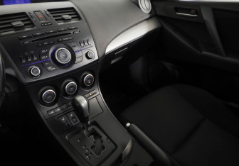 Подержанный автомобиль Mazda 3 Sedan 2011 года (17 фото)