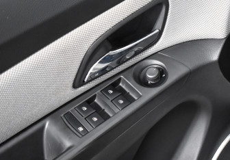 Подержанный автомобиль Chevrolet Cruze Sedan 2011 года (10 фото)