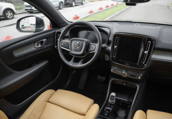 Подержанный автомобиль Volvo XC40 2021 года (13 фото)