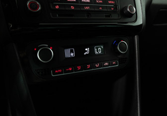 Подержанный автомобиль Volkswagen Polo Sedan 2014 года (16 фото)