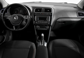 Подержанный автомобиль Volkswagen Polo Sedan 2017 года (14 фото)