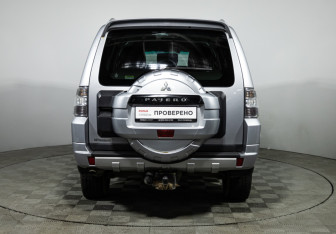 Подержанный автомобиль Mitsubishi Pajero 2011 года (6 фото)