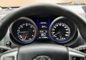 Подержанный автомобиль Toyota Land Cruiser Prado 2015 года (14 фото)
