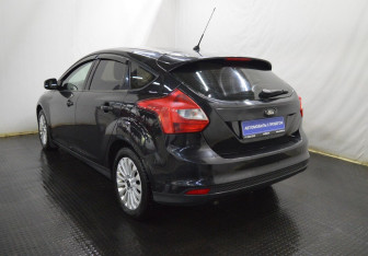 Подержанный автомобиль Ford Focus Hatchback 2011 года (7 фото)