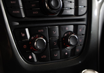 Подержанный автомобиль Opel Astra Sedan 2014 года (11 фото)