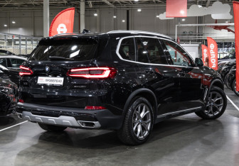 Подержанный автомобиль BMW X5 2019 года (8 фото)