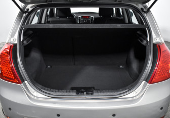 Подержанный автомобиль Kia Ceed Hatchback 2010 года (18 фото)