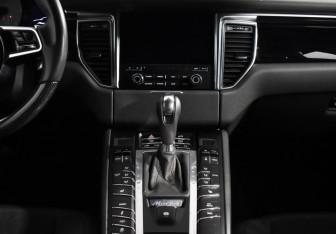 Подержанный автомобиль Porsche Macan 2017 года (17 фото)