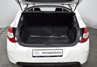 Подержанный автомобиль Citroen C4 Hatchback 2012 года (18 фото)