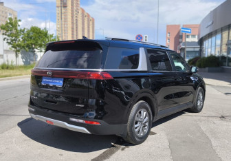 Подержанный автомобиль Kia Carnival 2021 года (4 фото)